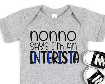 サッカーをテーマにしたサッカーファンベビーボディスーツ | ノノへのユニークなデザインのギフト | 小さなお子様のための衣類 ベビー半袖ワンピース 3m-24m