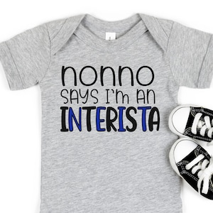 Fotbollstema Fotbollsfan Babybody | Unik designad present till Nonno | Kläder för din lilla Babybody med kort ärm 3 m-24 m