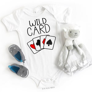 Wild Card Eenvoudige Baby Bodysuit Silly & Unieke Ontwerpen Voor Uw Klein Maten 3m - 24m