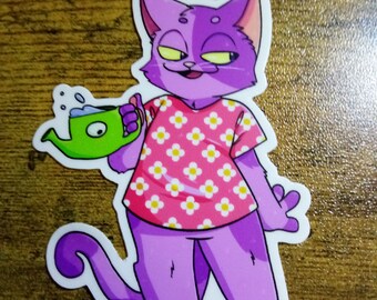 Könnte beinhalten: Lila Katze, die ein rosa Hemd mit weißen Blumen trägt, hält eine grüne Gießkanne mit blauer Flüssigkeit darin. Die Katze hat einen schelmischen Ausdruck im Gesicht.