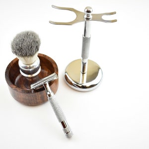 Personalize Grooming Gift Men&#39;s Shaving Kit Safety Razors Super Badger Hair Brush and Bowl Stand with 5 Free Blades Perfect Men Gift for him