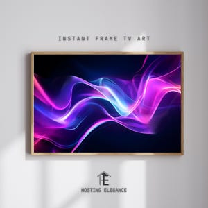 Può includere: Stampa d'arte digitale astratta con onde vorticose di luce rosa, blu e viola su uno sfondo scuro. La stampa è incorniciata in una cornice di legno chiaro.