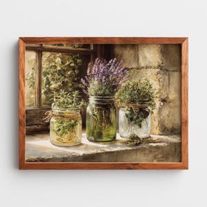 Pode incluir: Impressão emoldurada com três frascos de vidro cheios de ervas e lavanda. Os frascos estão dispostos numa janela, com uma parede de tijolo e uma janela ao fundo. A obra de arte tem uma estética rústica e campestre.