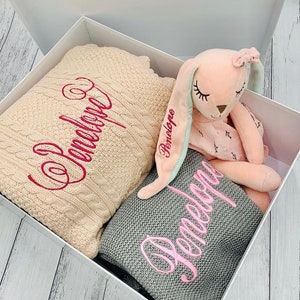 Personalisiertes Baby-Geschenkset, Säuglingsgeschenkset, personalisiertes Häschen-Babypartygeschenkset, Babydecke und Baby-Geschenkbox.