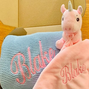 Personalisiertes Baby-Geschenkset, Säuglingsgeschenkset, personalisiertes Einhorn-Babyparty-Geschenkset, Babydecke und Babytröster-Geschenkkorb.