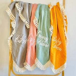 Personalisierte leichte Bio-Baumwolle Musselin Boho Style Swaddle Baby Decke mit Fransen Kanten, Baby Wrap Geschenk, Neugeborenen Blanko Geschenk.