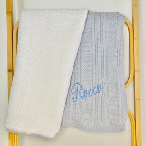 Personalisierte gestrickte Baumwolle Babydecke: Sherpa gefütterte Kinderwagendecke.