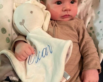 Gepersonaliseerde konijnendekbed, gepersonaliseerd babydekbed, babyrammelaar, knuffeldierdekbed, aangepast dekbed, babyshowercadeaus