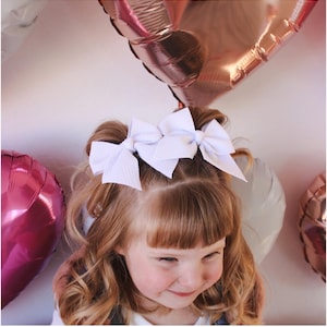 Cerditos marineros blancos de 4”, lazos de cola de cerdo blancos, lazos de cola de cerdo sólidos para niñas pequeñas, lazos para el cabello para niñas pequeñas