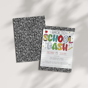 Pode incluir: Um convite colorido de volta &agrave;s aulas com uma ma&ccedil;&atilde; vermelha, um l&aacute;pis e estrelas. O texto diz "Back to School Bash" com a data e hora da festa. O convite est&aacute; sobre um fundo branco com linhas pretas.