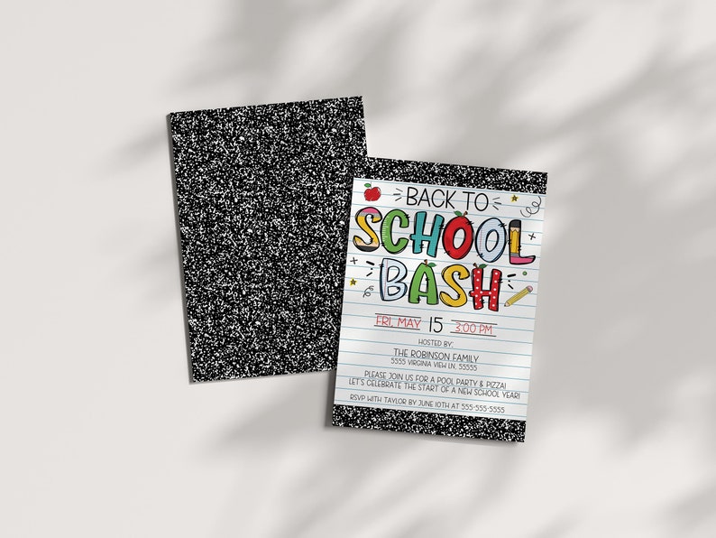 Pode incluir: Um convite colorido de volta &agrave;s aulas com uma ma&ccedil;&atilde; vermelha, um l&aacute;pis e estrelas. O texto diz "Back to School Bash" com a data e hora da festa. O convite est&aacute; sobre um fundo branco com linhas pretas.