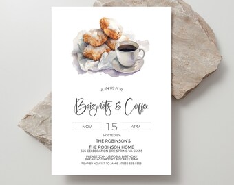 Puede incluir: Una ilustración de acuarela de beignets y café sobre un fondo blanco. La invitación dice "Únete a nosotros para Beignets & Café, 15 de noviembre, 4 PM, Anfitrión: Los Robinson, La casa Robinson, 555 Celebration Dr | Spring VA 55555, Por favor, únase a nosotros para un desayuno de pastelería y café de cumpleaños. RSVP antes del 1 de noviembre a Jamie al 555-555-5555."
