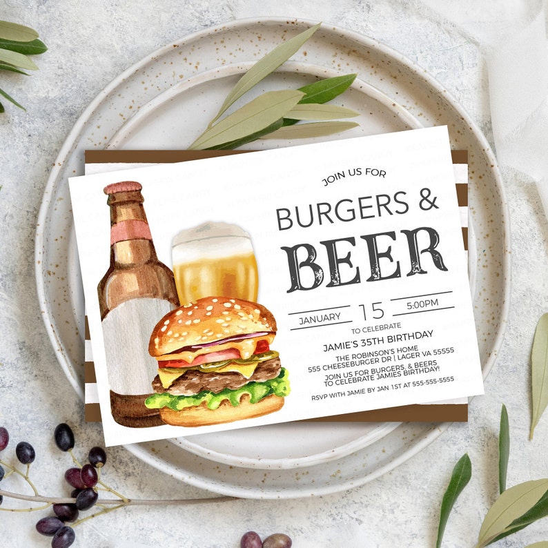K&ouml;nnte beinhalten: Eine wei&szlig;e Einladungskarte mit einer Aquarell-Illustration eines Hamburgers, einer Bierflasche und einem Glas Bier. Der Text auf der Karte lautet "Join us for Burgers & Beer" und "15. Januar, 17:00 Uhr, um Jamies 35. Geburtstag zu feiern".