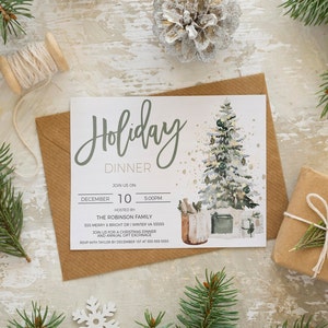 Könnte beinhalten: Eine Aquarell-Illustration eines Weihnachtsbaums mit Geschenken darunter. Die Einladung lautet "Weihnachtsessen" mit Datum und Uhrzeit der Veranstaltung. Der Text enthält auch den Namen und die Adresse des Gastgebers sowie eine RSVP-Anfrage.