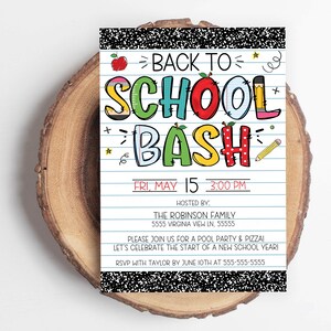 Pode incluir: Convite para uma festa de volta &agrave;s aulas com uma fonte colorida de estilo cartoon. O convite est&aacute; em um fundo de papel pautado com uma borda preta. O texto diz: "Back to School Bash", "Fri, May 15 3:00 PM", "Hosted by: The Robinson Family", "5555 Virginia View Ln, 55555", "Please join us for a pool party & pizza", "Let's celebrate the start of a new school year", "RSVP with Taylor by June 10th at 555-555-5555".