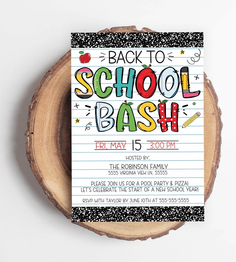 Pode incluir: Convite para uma festa de volta &agrave;s aulas com uma fonte colorida de estilo cartoon. O convite est&aacute; em um fundo de papel pautado com uma borda preta. O texto diz: "Back to School Bash", "Fri, May 15 3:00 PM", "Hosted by: The Robinson Family", "5555 Virginia View Ln, 55555", "Please join us for a pool party & pizza", "Let's celebrate the start of a new school year", "RSVP with Taylor by June 10th at 555-555-5555".