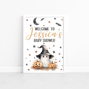 K&ouml;nnte beinhalten: Ein wei&szlig;es Schild mit schwarzem Rand und einem niedlichen Geist, der einen Hexenhut tr&auml;gt und zwei K&uuml;rbisse h&auml;lt. Das Schild lautet "Willkommen zu Jessicas Baby Shower".