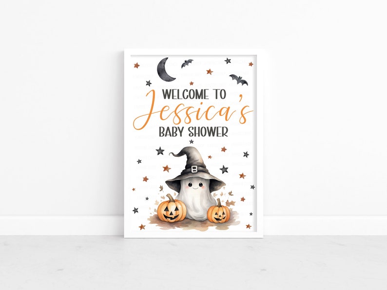 K&ouml;nnte beinhalten: Ein wei&szlig;es Schild mit schwarzem Rand und einem niedlichen Geist, der einen Hexenhut tr&auml;gt und zwei K&uuml;rbisse h&auml;lt. Das Schild lautet "Willkommen zu Jessicas Baby Shower".