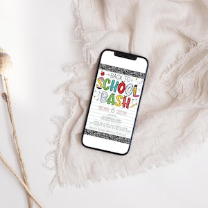 Pode incluir: Um smartphone exibindo um convite colorido para uma festa de "Volta &agrave;s Aulas". O convite apresenta um fundo xadrez preto e branco com uma ma&ccedil;&atilde; vermelha, um l&aacute;pis e uma r&eacute;gua. O texto diz "Volta &agrave;s Aulas" em letras coloridas. A data e a hora do evento s&atilde;o listadas como "The Bash is 15 June".