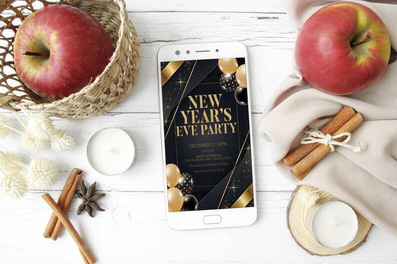 Pode incluir: Um smartphone exibindo um convite para uma festa de Ano Novo com detalhes dourados e pretos. O convite apresenta um fundo preto com texto dourado, bal&otilde;es e confete. O texto do convite diz "Festa de Ano Novo" e "31 de dezembro | 20h".