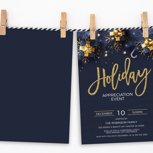 Może przedstawiać: Zaproszenie w kolorze granatowym z tekstem w złotym brokacie, kt&oacute;ry brzmi "Holiday Appreciation Event". Zaproszenie zawiera świąteczny wz&oacute;r z złotymi pudełkami prezentowymi, płatkami śniegu i gwiazdami na ciemnoniebieskim tle. Tekst zawiera datę, godzinę i informacje o gospodarzu.