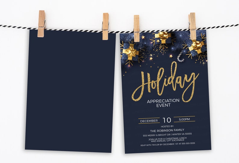 Może przedstawiać: Zaproszenie w kolorze granatowym z tekstem w złotym brokacie, kt&oacute;ry brzmi "Holiday Appreciation Event". Zaproszenie zawiera świąteczny wz&oacute;r z złotymi pudełkami prezentowymi, płatkami śniegu i gwiazdami na ciemnoniebieskim tle. Tekst zawiera datę, godzinę i informacje o gospodarzu.