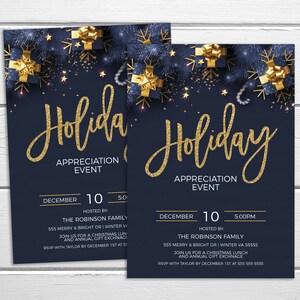 Może przedstawiać: Złoty brokatowy tekst na ciemnoniebieskim tle brzmi "Holiday Appreciation Event". Tekst jest otoczony złotymi brokatowymi płatkami śniegu, gałązkami sosny i złotymi pudełkami prezentowymi ze złotymi kokardkami. Data to 10 grudnia o 17:00.  Wydarzenie jest organizowane przez rodzinę Robinson pod adresem 555 Merry & Bright Dr, Winter VA 55555.  RSVP z Taylorem do 1 grudnia pod numerem 555-555-5555.