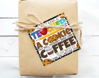 Op de afbeelding: Een bruine cadeaudoos met een bruine strik van touw en een cadeaukaartje met de tekst "Geef een leraar een koekje, ze zullen waarschijnlijk ook koffie willen! Van: De Lakeside PTO".