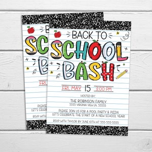 Pode incluir: Convite para um "Back to School Bash" com uma fonte colorida de estilo de desenho animado. O convite est&aacute; em um fundo branco com linhas azuis, como papel de caderno. O texto diz "Back to School Bash" com uma data e hora de "Fri, May 15, 3:00 PM". O convite tamb&eacute;m inclui o nome e o endere&ccedil;o do anfitri&atilde;o, e um pedido de RSVP.