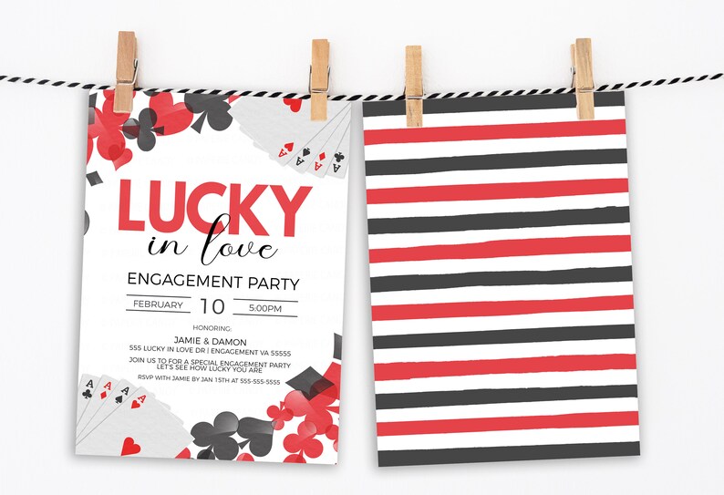 K&ouml;nnte beinhalten: Zwei Karten h&auml;ngen an W&auml;scheklammern vor wei&szlig;em Hintergrund. Eine Karte verk&uuml;ndet "Lucky in Love" und eine Verlobungsfeier am 10. Februar. Die andere Karte hat rote, schwarze und wei&szlig;e horizontale Streifen.