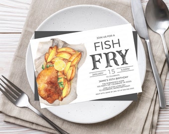 Puede incluir: Una tarjeta de invitación blanca con texto negro para una fritura de pescado para celebrar el 35 cumpleaños de Jamie. La invitación incluye la fecha, la hora, la ubicación y la información de RSVP. La tarjeta presenta una ilustración de acuarela de pescado y patatas fritas.