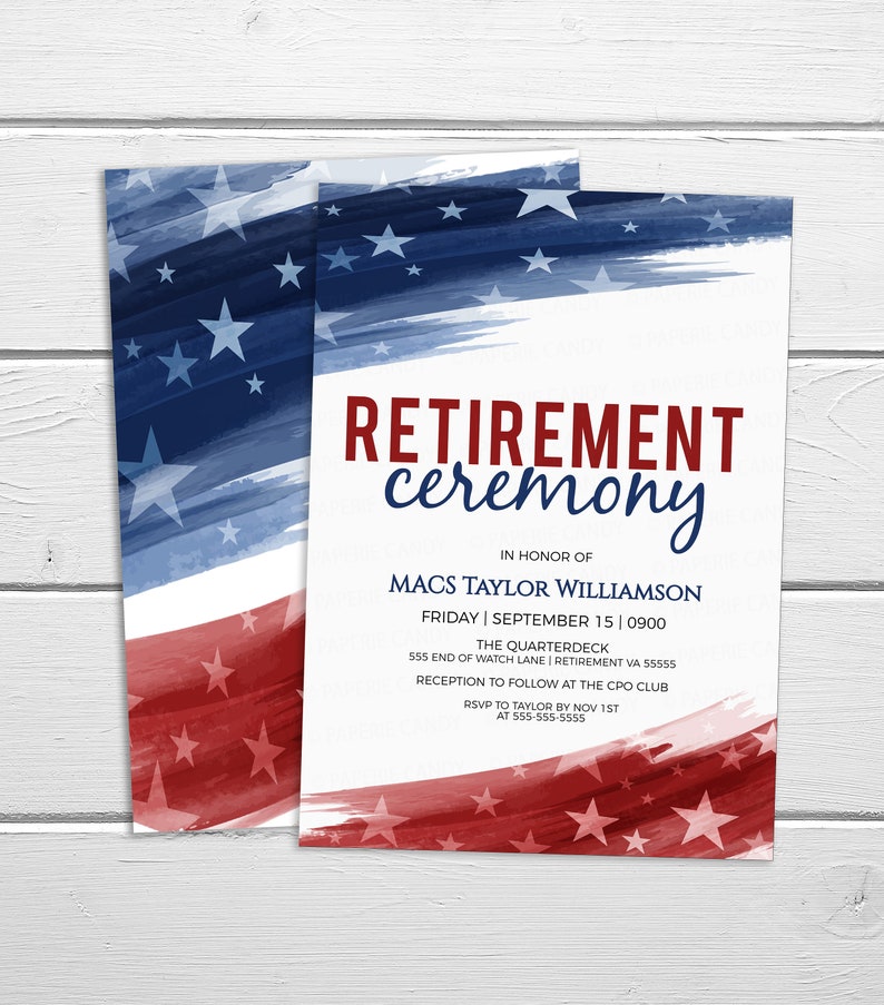 K&ouml;nnte beinhalten: Einladung zu einer Ruhestandszeremonie mit einem Aquarell-Design der amerikanischen Flagge. Die Einladung ist f&uuml;r Macs Taylor Williamson am Freitag, den 15. September um 09:00 Uhr im The Quarterdeck, 555 End of Watch Lane, Retirement VA 55555. Ein Empfang folgt im CPO Club. Bitte melden Sie sich bis zum 1. November bei Taylor unter 555-555-5555 an.