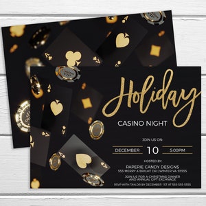 Puede incluir: Una invitaci&oacute;n negra y dorada para una Noche de Casino de Vacaciones. La invitaci&oacute;n presenta una fuente de escritura dorada con las palabras "Holiday Casino Night". La invitaci&oacute;n tambi&eacute;n incluye la fecha, la hora y la ubicaci&oacute;n del evento. El fondo de la invitaci&oacute;n es un patr&oacute;n negro y dorado de cartas de juego y fichas de p&oacute;quer.