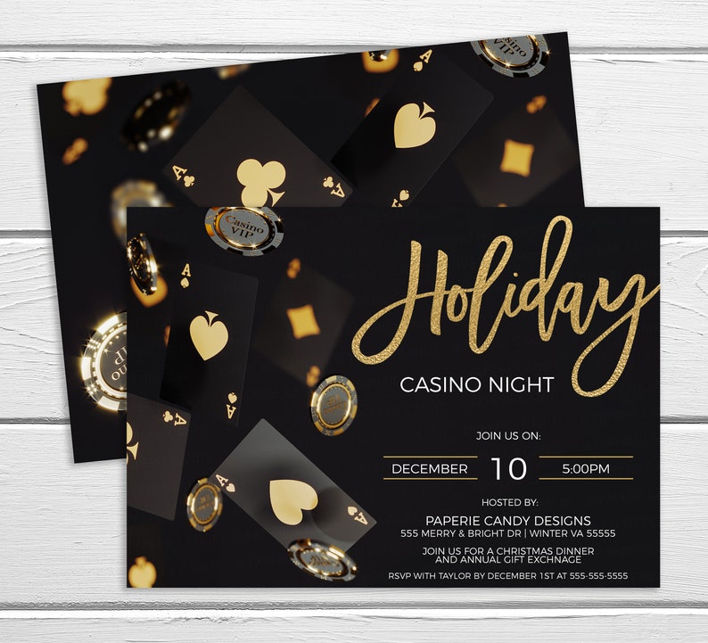 Puede incluir: Una invitaci&oacute;n negra y dorada para una Noche de Casino de Vacaciones. La invitaci&oacute;n presenta una fuente de escritura dorada con las palabras "Holiday Casino Night". La invitaci&oacute;n tambi&eacute;n incluye la fecha, la hora y la ubicaci&oacute;n del evento. El fondo de la invitaci&oacute;n es un patr&oacute;n negro y dorado de cartas de juego y fichas de p&oacute;quer.