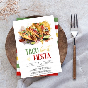 Puede incluir: Una invitaci&oacute;n a una fiesta de Taco Fiesta con una ilustraci&oacute;n de acuarela de tacos, limas y una salpicadura de salsa roja. La invitaci&oacute;n incluye la fecha, la hora y la ubicaci&oacute;n de la fiesta. Tambi&eacute;n dice "Taco bout a Fiesta".