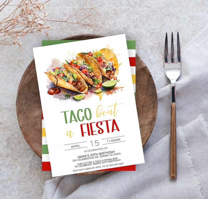 Puede incluir: Una invitaci&oacute;n a una fiesta de Taco Fiesta con una ilustraci&oacute;n de acuarela de tacos, limas y una salpicadura de salsa roja. La invitaci&oacute;n incluye la fecha, la hora y la ubicaci&oacute;n de la fiesta. Tambi&eacute;n dice "Taco bout a Fiesta".