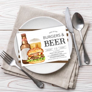 K&ouml;nnte beinhalten: Eine wei&szlig;e Einladungskarte mit braunen Streifen an den R&auml;ndern. Die Karte zeigt eine Aquarell-Illustration eines Hamburgers, einer Bierflasche und eines Glases Bier. Der Text auf der Karte lautet "Join us for Burgers & Beer" und "15. Januar, 17:00 Uhr, um den 35. Geburtstag von Jamie zu feiern".