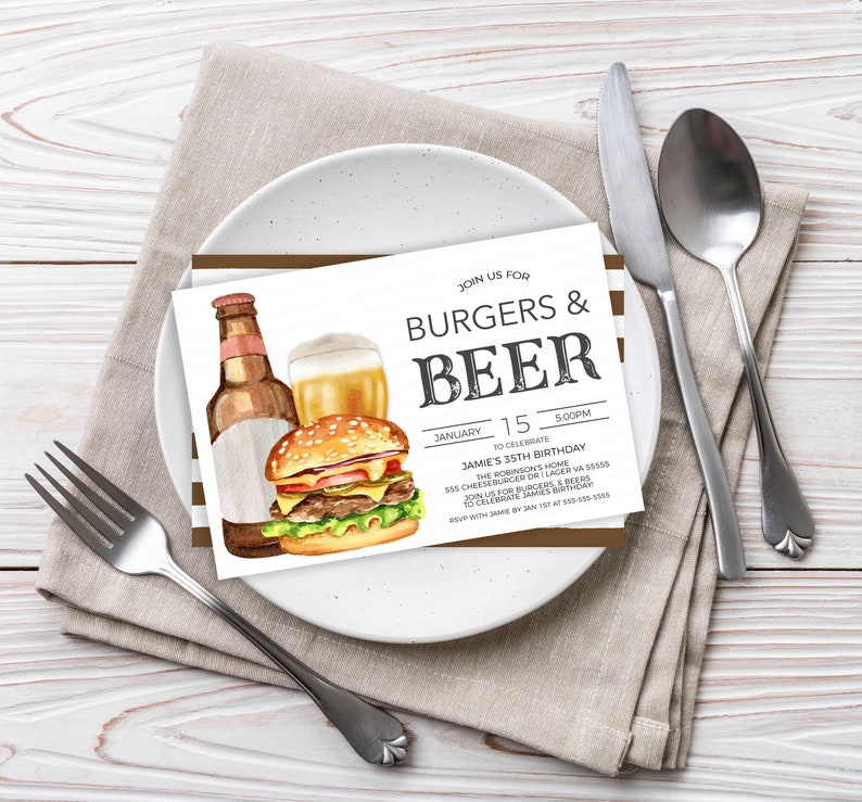 K&ouml;nnte beinhalten: Eine wei&szlig;e Einladungskarte mit braunen Streifen an den R&auml;ndern. Die Karte zeigt eine Aquarell-Illustration eines Hamburgers, einer Bierflasche und eines Glases Bier. Der Text auf der Karte lautet "Join us for Burgers & Beer" und "15. Januar, 17:00 Uhr, um den 35. Geburtstag von Jamie zu feiern".