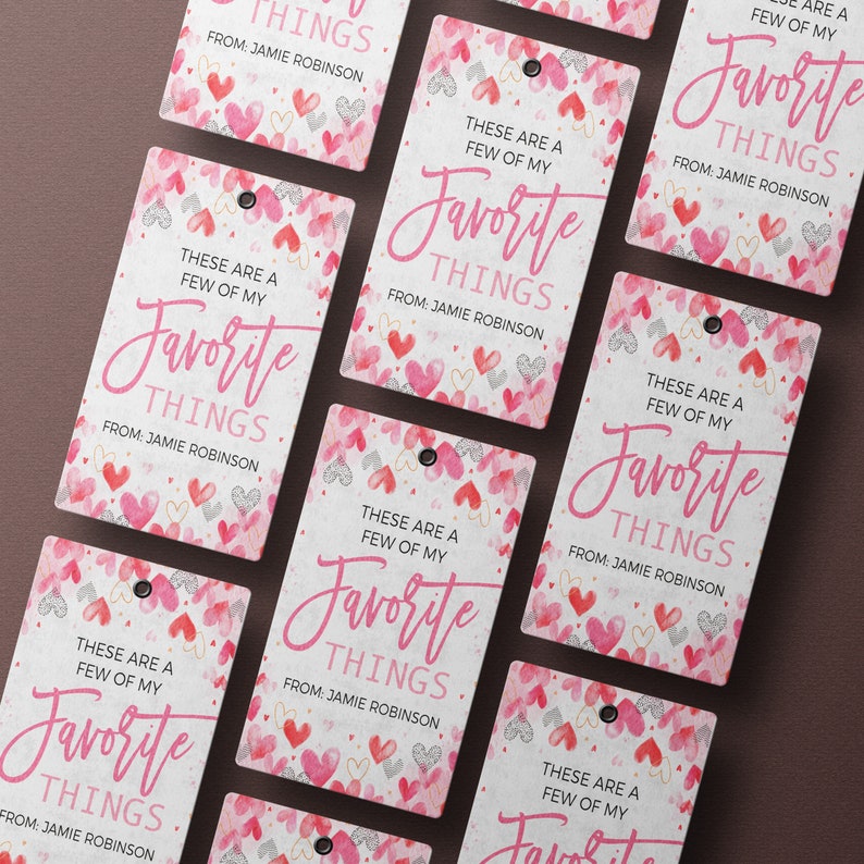 K&ouml;nnte beinhalten: Sechs rosa und wei&szlig;e Geschenkanh&auml;nger mit einem Aquarell-Herz-Muster. Die Anh&auml;nger haben den Text "Das sind ein paar meiner Lieblingssachen" und "Von: Jamie Robinson".