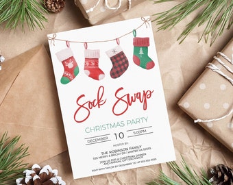 Puede incluir: Una invitación a una fiesta navideña con el texto "Sock Swap Christmas Party" y la fecha del 10 de diciembre. La invitación presenta ilustraciones de acuarela de calcetines navideños colgados de una cuerda, con regalos y agujas de pino en el fondo.