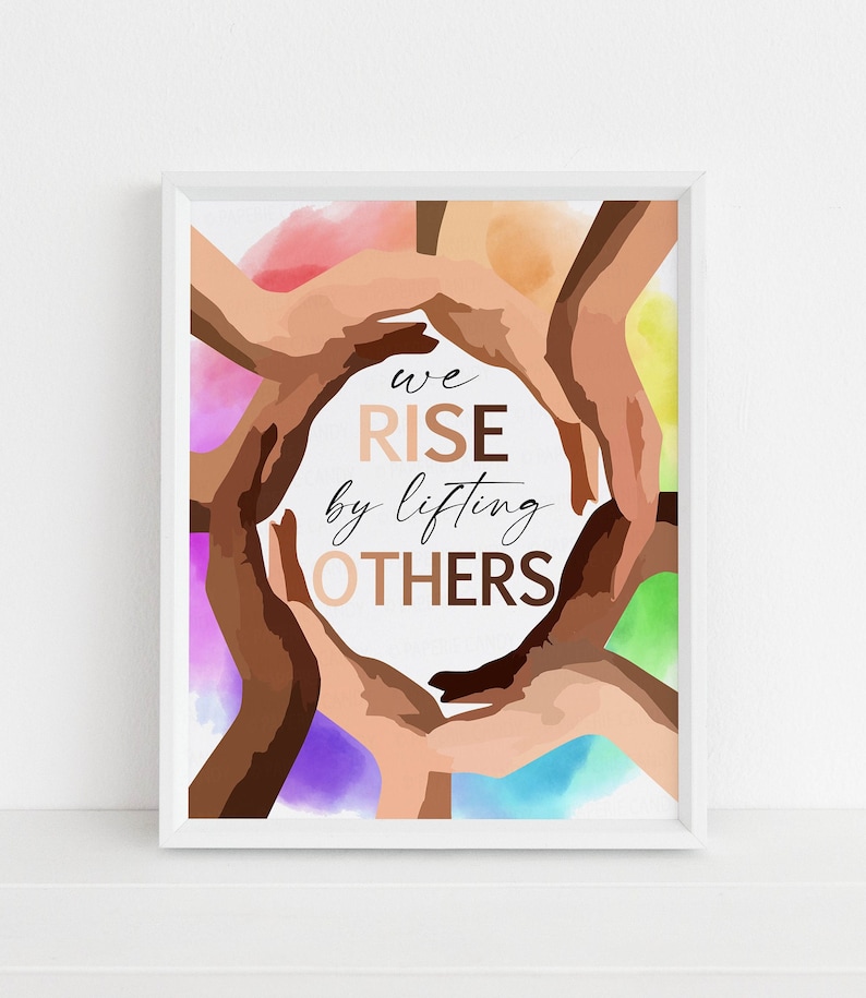 Op de afbeelding: Een aquarelprint met een cirkel van handen in verschillende huidtinten, die een cirkel vormen rond de woorden "we rise by lifting others".