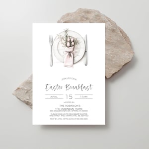 Puede incluir: Una tarjeta de invitación blanca con una ilustración dibujada a mano de un plato, un tenedor, un cuchillo y un ramo de huevos de Pascua rosas. El texto en la tarjeta dice "Join us for a Easter Breakfast, April 15, 11AM, Hosted by The Robinson's, The Robinson Home, 555 Celebration Dr | Spring VA 55555, Please join us to celebrate Easter, Breakfast and drinks will be served, RSVP by April 1st to Jamie at 555-555-5555".