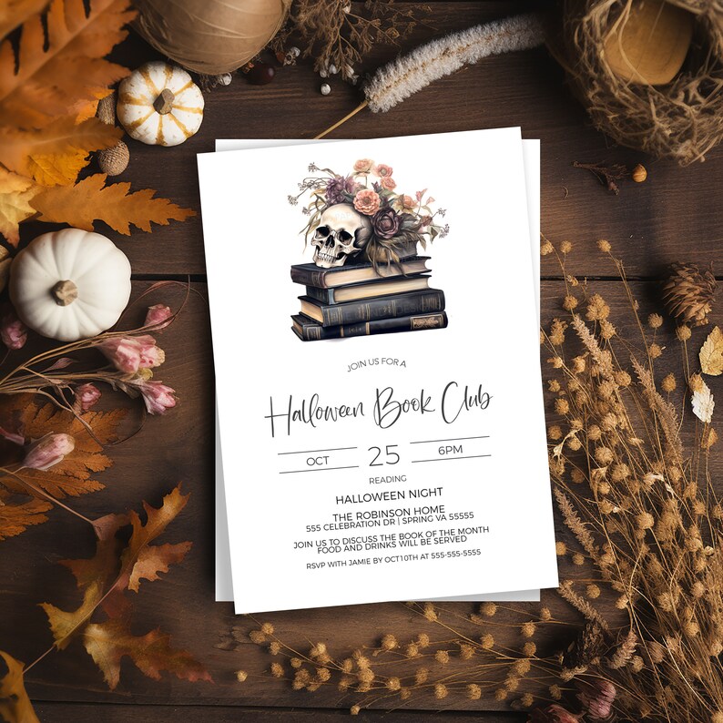 Puede incluir: Una invitaci&oacute;n al Club de Lectura de Halloween con una calavera que lleva una corona floral encima de una pila de libros. La invitaci&oacute;n es para el 25 de octubre a las 6 PM en The Robinson Home, 555 Celebration Dr, Spring VA 55555. RSVP con Jamie antes del 10 de octubre al 555-555-5555.
