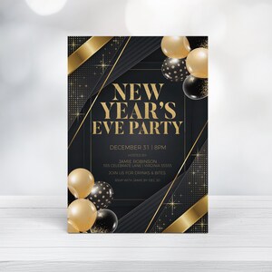 Pode incluir: Um convite para uma festa de Ano Novo em preto e dourado com glitter dourado e bal&otilde;es. O texto diz "Festa de Ano Novo" com a data e hora "31 de dezembro | 20:00 horas".