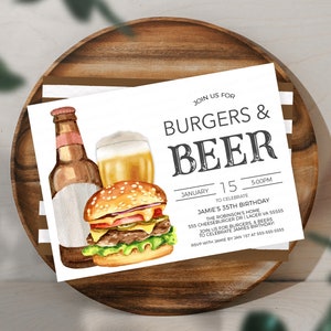 K&ouml;nnte beinhalten: Eine wei&szlig;e Einladungskarte mit einer Aquarell-Illustration eines Hamburgers, einer Bierflasche und einem Glas Bier. Der Text auf der Karte lautet "Join us for Burgers & Beer" und enth&auml;lt Details f&uuml;r eine 35. Geburtstagsfeier.