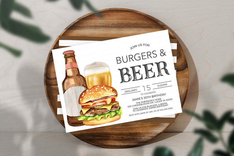 K&ouml;nnte beinhalten: Eine wei&szlig;e Einladungskarte mit einer Aquarell-Illustration eines Hamburgers, einer Bierflasche und einem Glas Bier. Der Text auf der Karte lautet "Join us for Burgers & Beer" und enth&auml;lt Details f&uuml;r eine 35. Geburtstagsfeier.