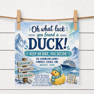 Può includere: Una stampa quadrata con un'illustrazione di un'anatra dei cartoni animati con cappello e sciarpa, una nave da crociera e montagne. Il testo include "Oh what luck you found a DUCK!" e "Keep or hide, you decide!" con testo aggiuntivo.
