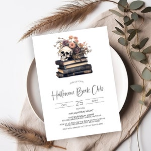 Puede incluir: Una invitaci&oacute;n al Club de Lectura de Halloween con una calavera y flores sobre una pila de libros. La invitaci&oacute;n es para el 25 de octubre a las 6 PM en The Robinson Home, 555 Celebration Dr, Spring VA 55555. RSVP con Jamie antes del 10 de octubre al 555-555-5555.