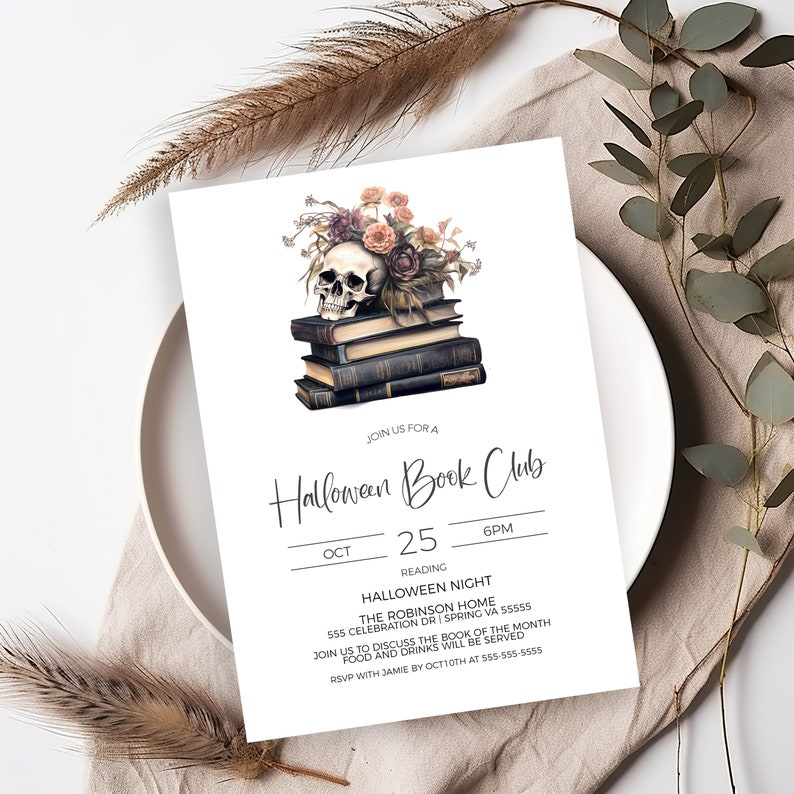 Puede incluir: Una invitaci&oacute;n al Club de Lectura de Halloween con una calavera y flores sobre una pila de libros. La invitaci&oacute;n es para el 25 de octubre a las 6 PM en The Robinson Home, 555 Celebration Dr, Spring VA 55555. RSVP con Jamie antes del 10 de octubre al 555-555-5555.