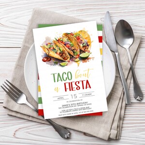 Puede incluir: Una invitaci&oacute;n colorida para una fiesta Taco Bout a Fiesta. La invitaci&oacute;n presenta una ilustraci&oacute;n de acuarela de tres tacos con ingredientes, gajos de lima y un chorrito de salsa roja. El texto de la invitaci&oacute;n dice "Taco Bout a Fiesta", "Abril 15", "11:00 AM", "En Celebraci&oacute;n del 30 cumplea&ntilde;os de Jamie", "555 Celebration Dr/Spring VA 55555", "&Uacute;nete a nosotros para un bar de tacos y bebidas para celebrar el 30 cumplea&ntilde;os de Jamie", y "RSVP con Jamie antes del 1 de abril al 555-555-5555".